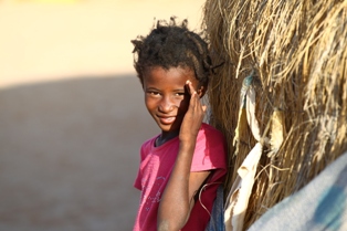 Jeune fille devant sa case en Adrar. Mauritanie